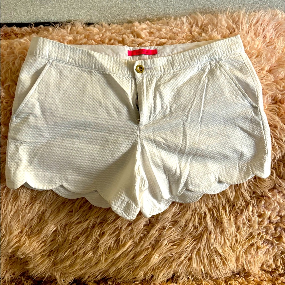 Lilly Pulitzer white scallop bottom shorts